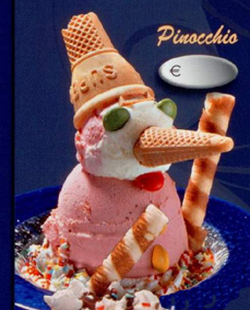 Kinderbecher Pinocchio mit Eistuete und  gestreiften Roellchen. Mit Mini Schokolinsen dekoriert.