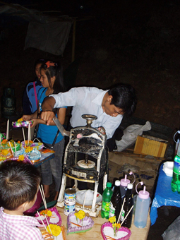 Für Sie unterwegs - Eismaschine in Laos für Crash Eis mit Sirup und Kondensmilch zubereitet