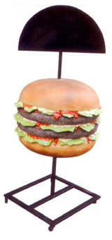 Werbeaufsteller Hamburger. Hamburger mit schwarzer Werbetafel bei GroßHandel EIS GmbH.