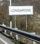 Longarone, Italien Ortstafel. Ortsanfang zur Eismesse MIG Longarone. Fachmesse für Eiserzeuger für Speiseeis aus handwerklicher Herstellung.