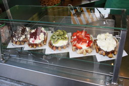 Brüssler Waffeln mit Früchten und Obers in Glasvitrine