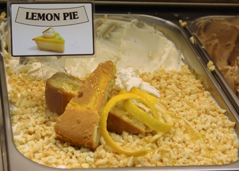 Lemon Pie als Zitronenkucheneis mit Zitronenkuchenbase, Zitrone Variegato und Kuchenstreusel. GroßHandel EIS GmbH