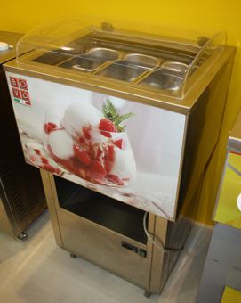 Standvitrine zur Kühlung von Früchten oder Speiseeis. Fahrbare Eisvitrine. Vitrine mit Deckel für 2,5 oder 6 Liter Wannen. GroßHandel Eis GmbH