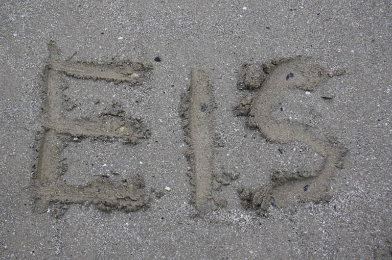 EIS. Schriftzug "EIS". Strandspaziergang vor der Eismesse in Rimini. GroßHandel EIS GmbH