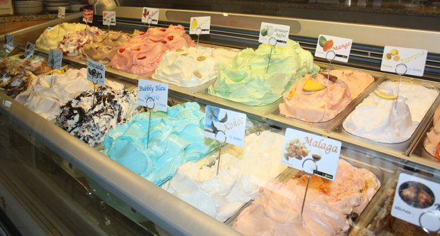 Gefülltr Eisvitrine mit Produkten von Eis & Gelati. Eisbasen, Eispasten, Variegatos, Eisdekor. Speiseeis in hoher Qualität