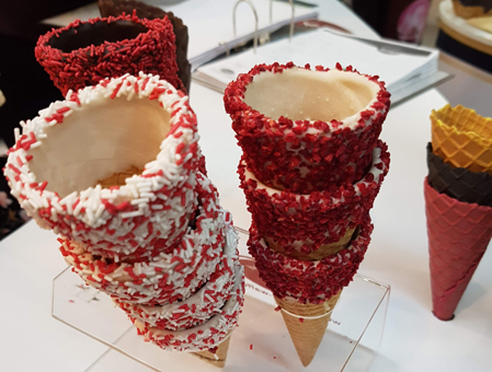 Eistüten mit rotem Streusel oder gefriergetrockneten Früchten. Eisstanitzel mit weißer Schokolade, dunkler Schokolade und Streusel. Bunte Eishörnchen rot, gelb oder schwarz. Stenger Waffeln und GroßHandel Eis GmbH