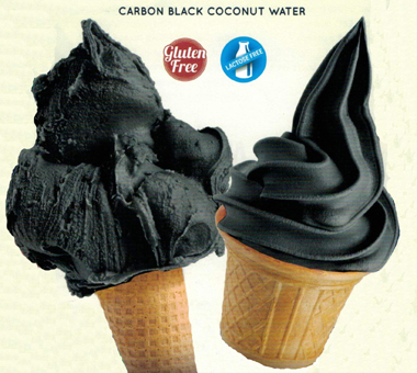 Black Coconutwater. Schwarzes Kokosnusswassereis. Mit Kohlenstoff und Kokosnusswasser und Kokosflocken. GroßHandel Eis GmbH - Eis & Gelati