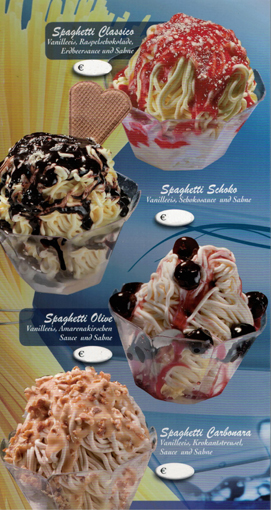 Eiskarte personalisiert. Il Gelato Eiskarte mit Eisbecher zum Mitnehmen. Eisbecher dekoriert mit verschiedenen Eiszutaten. Spaghettieisbecher mit Erdbersoße und mit Schokosoße. Eisspaghetti mit Amarenakirschen nach Art Olive, Spaghetti Carbonara im Mitnehmbecher für Eis.