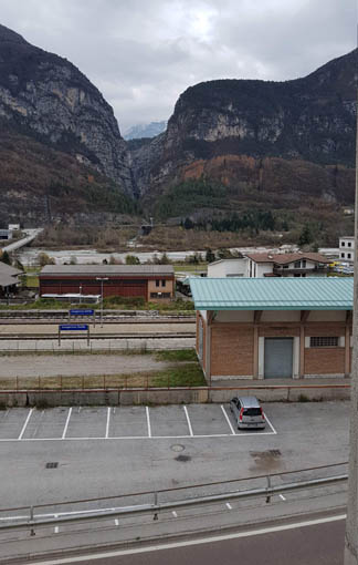 Bahnstation Longarone Zoldeo mit Blick auf den Staudamm der das Unglück am 9.10.1963 unbeschadet überstanden hat.
