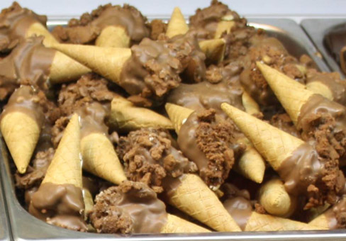 Eisidee Minieistüten mit Eiscreme und Schokocrisp hell in Eiswanne