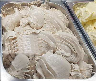 Eisidee Haselnusseis aus heller Haselnusspaste leicht geröstet